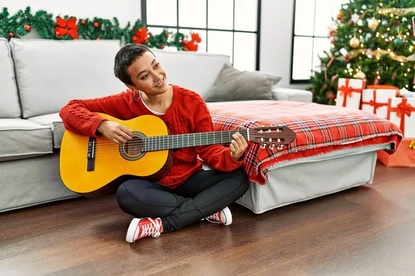 Genç Spanyol Kadın Klasik Gitar Çalıyor Evde Noel Ağacının Yanında — Stok fotoğraf