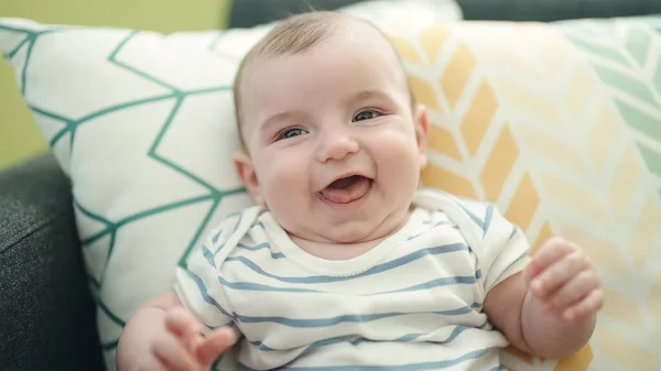 Schattige Blanke Baby Glimlachend Zelfverzekerd Zittend Bank Thuis — Stockfoto