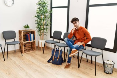 Genç, İspanyol asıllı, sıkıcı bir adam bekleme odasında oturuyor.