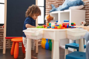 Tapılası İspanyol çocuk anaokulunda inşaat bloklarıyla oynuyor.