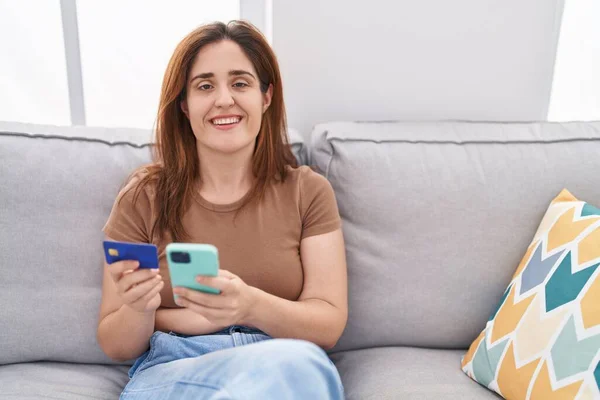 Young Woman Using Smartphone Credit Card Sitting Sofa Home — Stock Photo, Image