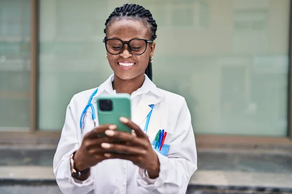 Afroamerikansk Kvinna Läkare Ler Säker Med Hjälp Smartphone Sjukhuset — Stockfoto