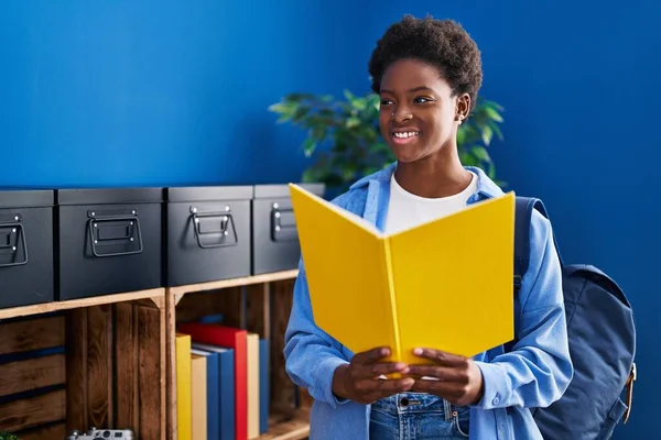 African American Woman Reading Book Standing Home — Stock Photo, Image