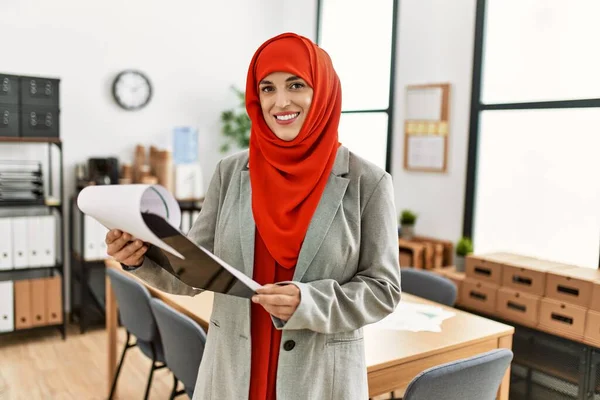 Young Woman Wearing Arabic Scarf Reading Document Office — Foto de Stock