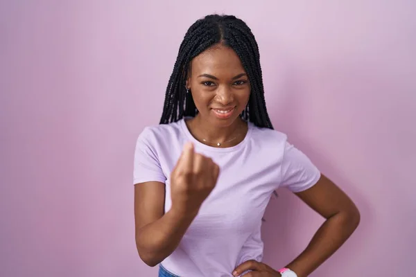 Afro Amerikaanse Vrouw Met Vlechten Staan Roze Achtergrond Wenken Komen — Stockfoto