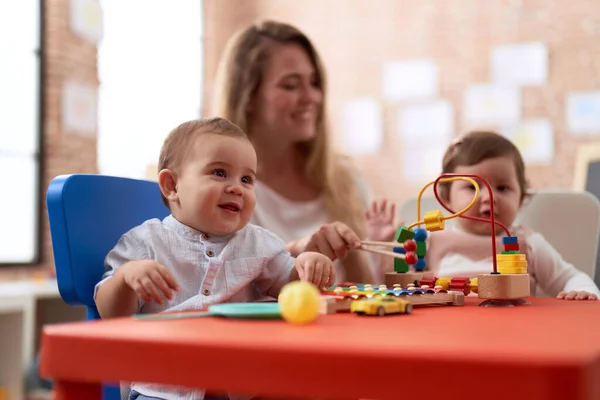 Insegnante Studenti Prescolastici Che Giocano Con Giocattoli Seduti Sul Tavolo — Foto Stock