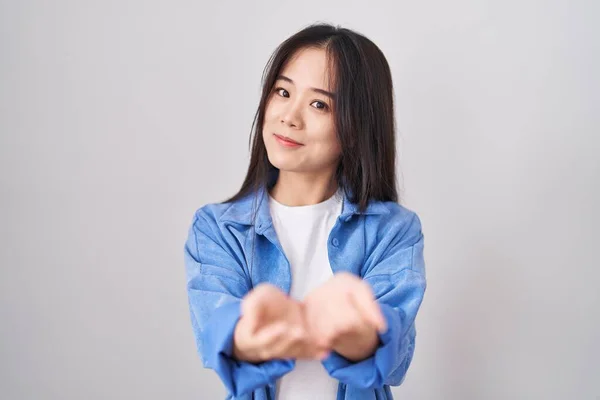 Ung Kinesisk Kvinna Står Över Vit Bakgrund Leende Med Händerna — Stockfoto
