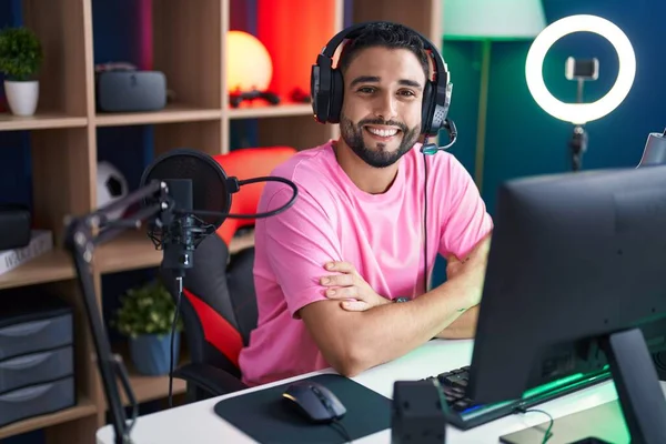 Young Arab Man Streamer Smiling Confident Sitting Arms Crossed Gesture — Stock Photo, Image