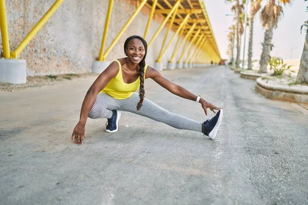 Afrikansk Amerikansk Kvinna Bär Sportkläder Stretching Ben Gatan — Stockfoto