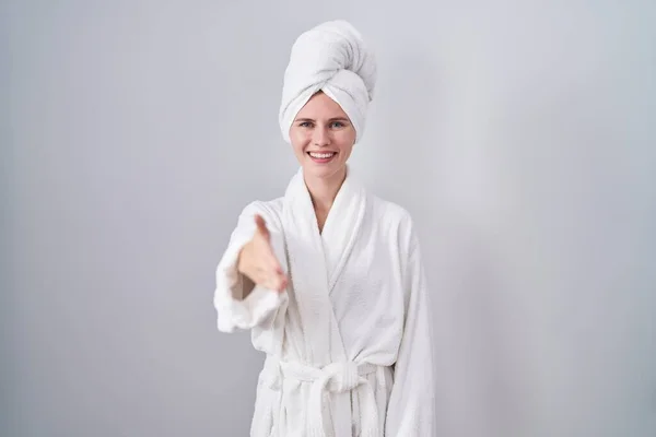 Blonde Kaukasierin Bademantel Freundlich Lächelnd Und Handschlag Zur Begrüßung Erfolgreiches — Stockfoto