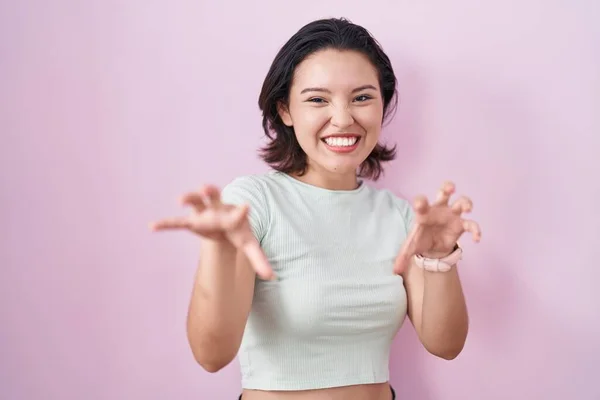 Hispanic Young Woman Standing Pink Background Smiling Funny Doing Claw — Stock Photo, Image