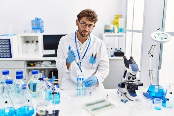 Ung Latinamerikan Man Bär Vetenskapsman Uniform Arbetar Laboratoriet — Stockfoto