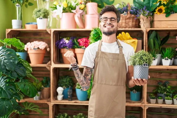 Young Hispanic Man Tattoos Working Florist Shop Holding Plant Screaming — Stock Photo, Image