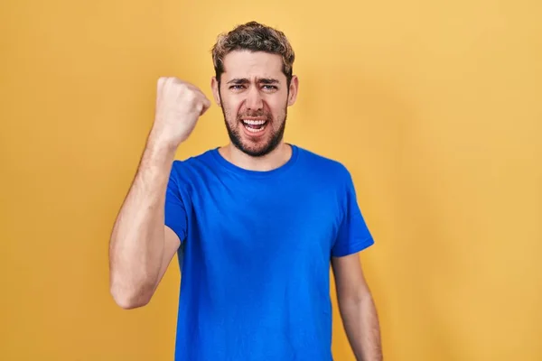 Hispanic Man Beard Standing Yellow Background Angry Mad Raising Fist — Stock Photo, Image