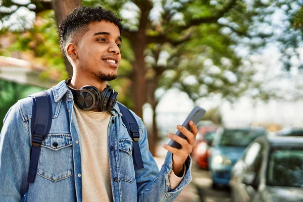 Hispanischer Junger Mann Nutzt Smartphone Auf Dem Universitätscampus — Stockfoto