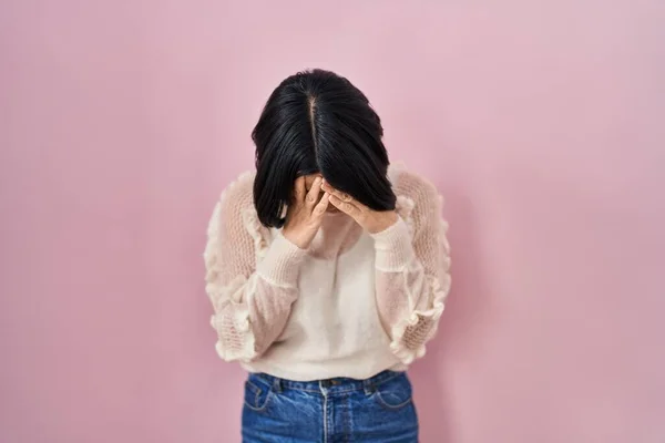 Joven Mujer Asiática Pie Sobre Fondo Rosa Con Expresión Triste — Foto de Stock