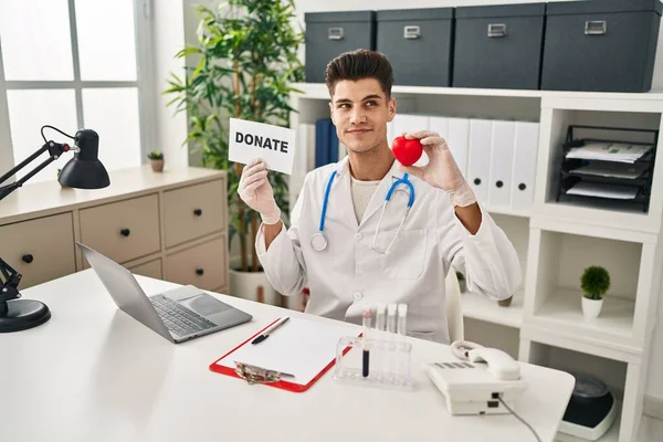 Young Hispanic Doctor Man Supporting Organs Donations Smiling Looking Side — Photo