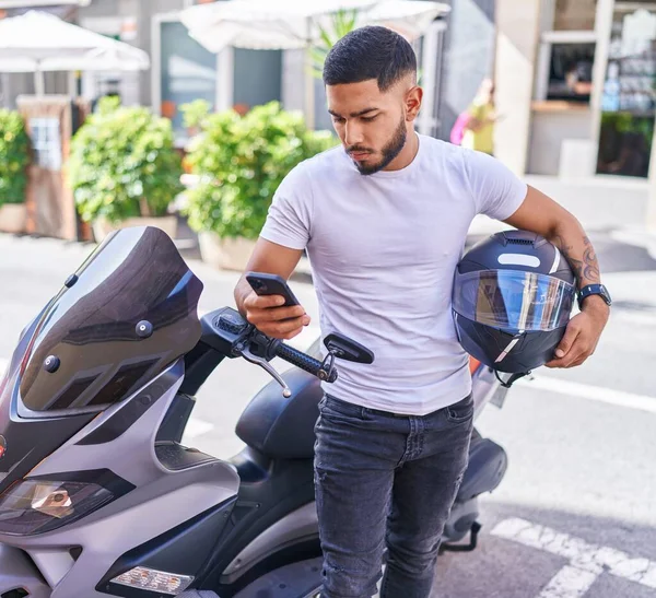 Junger Mann Benutzt Smartphone Das Neben Motorrad Auf Straße Steht — Stockfoto