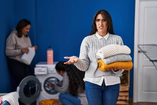 Três Mulheres Lavando Roupa Casa Expressão Sem Noção Confusa Conceito — Fotografia de Stock
