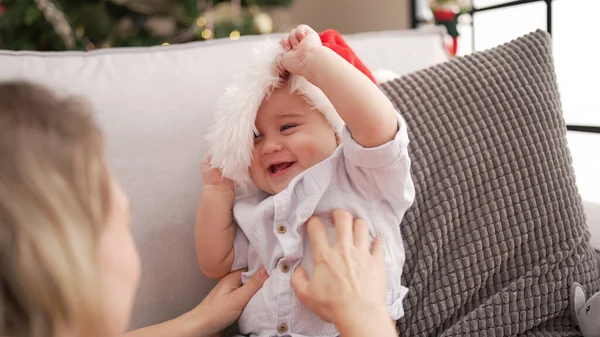Evdeki Kanepede Oturan Noel Şapkası Takan Sevimli Çocuk — Stok fotoğraf