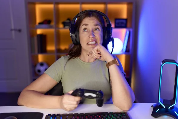 Schöne Brünette Frau Die Videospiele Spielt Und Kopfhörer Trägt Besorgt — Stockfoto