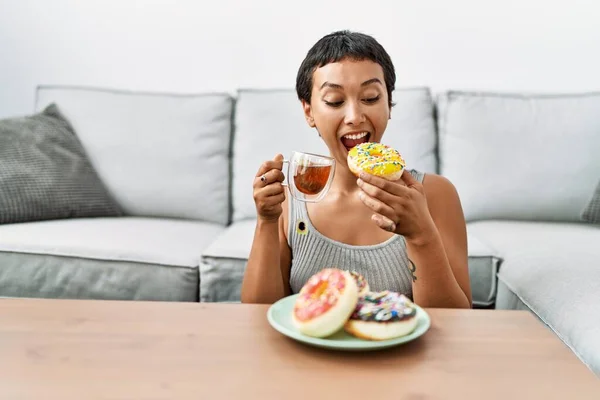 Młoda Latynoska Uśmiecha Się Pewnie Jedząc Śniadanie Domu — Zdjęcie stockowe