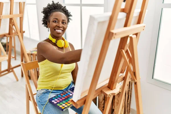 Young African American Artist Woman Using Headphones Drawing Art Studio — Stock Photo, Image