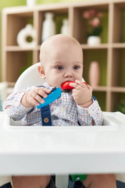 Adorável Caucasiano Bebê Chupando Carro Brinquedo Sentado Cadeira Alta Casa — Fotografia de Stock