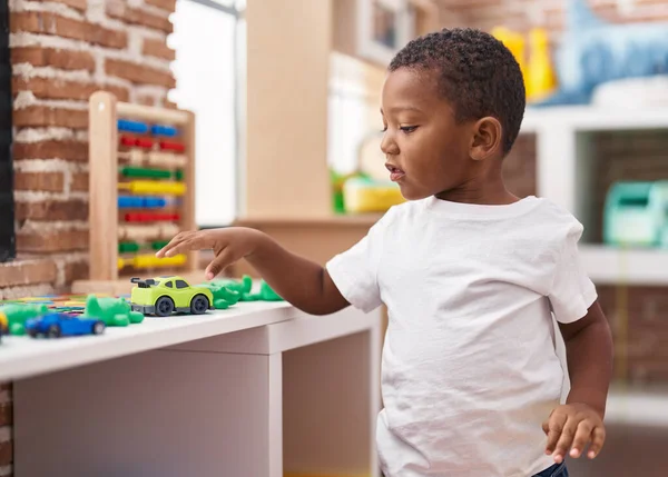 유치원에서 자동차 장난감을 아프리카 미국인 — 스톡 사진