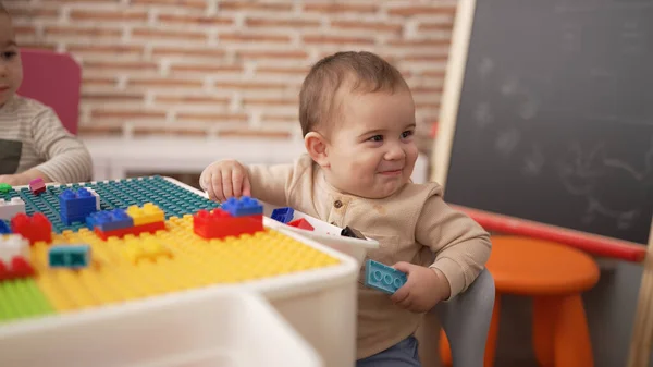 Adorable Bambin Tenant Des Blocs Construction Plastique Assis Sur Table — Photo
