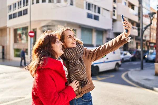 Two Women Mother Daughter Make Selfie Smartphone Street — Stockfoto