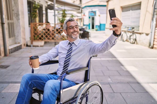 Tekerlekli Sandalyede Oturan Orta Yaşlı Spanyol Adam Caddedeki Akıllı Telefondan — Stok fotoğraf