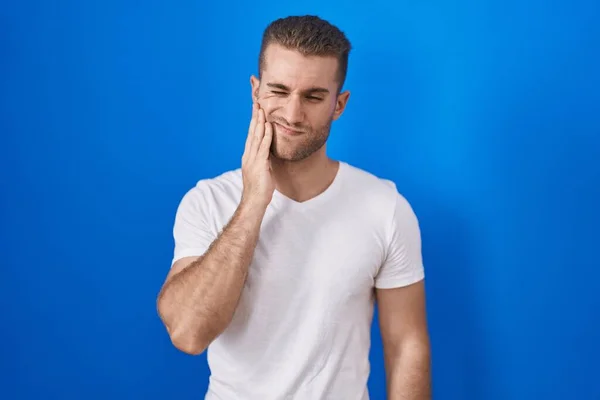 Young Caucasian Man Standing Blue Background Touching Mouth Hand Painful — Zdjęcie stockowe
