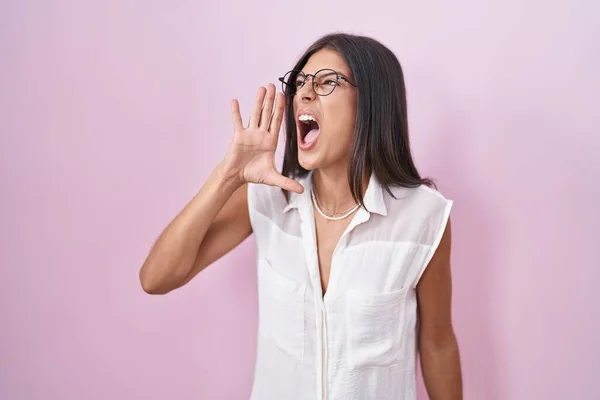 Brunette Young Woman Standing Pink Background Wearing Glasses Shouting Screaming — Stock Photo, Image