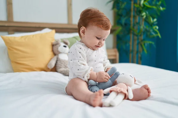 Liebenswert Rotschopf Kleinkind Spielend Mit Puppe Sitzen Auf Bett Schlafzimmer — Stockfoto
