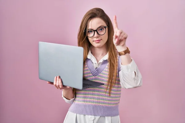 年轻的高加索女人用电脑笔记本电脑工作 手指尖着 满脸怒容 没有任何动作 — 图库照片
