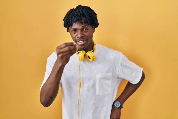 Joven Hombre Africano Con Rastas Pie Sobre Fondo Amarillo Haciendo —  Fotos de Stock