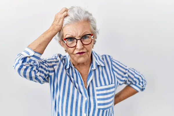 Beyaz Arka Planda Duran Gri Saçlı Yaşlı Kadın Soru Sormayı — Stok fotoğraf