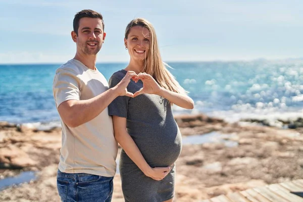 Paar Erwartet Baby Mit Herzensgeste Meer — Stockfoto