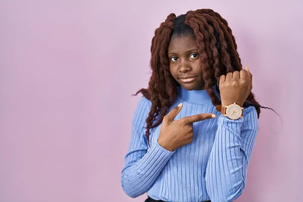 African Woman Standing Pink Background Hurry Pointing Watch Time Impatience — Fotografia de Stock