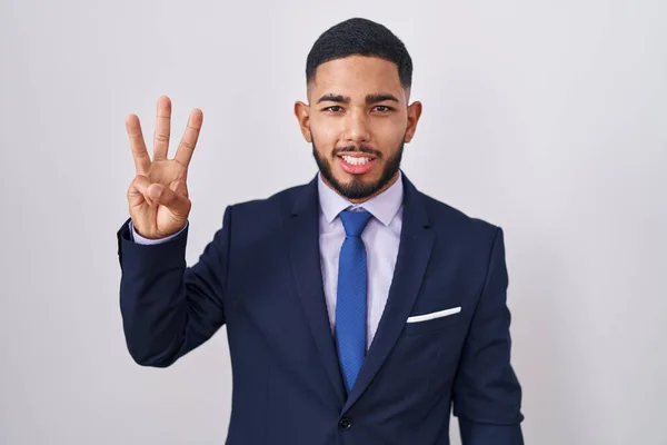 Junger Hispanischer Mann Businessanzug Und Krawatte Zeigt Und Zeigt Mit — Stockfoto