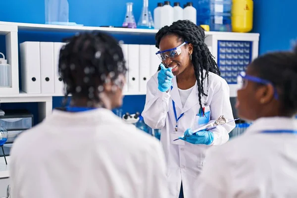 African American Friends Scientists Explaining Experiment Laboratory — Stock Photo, Image