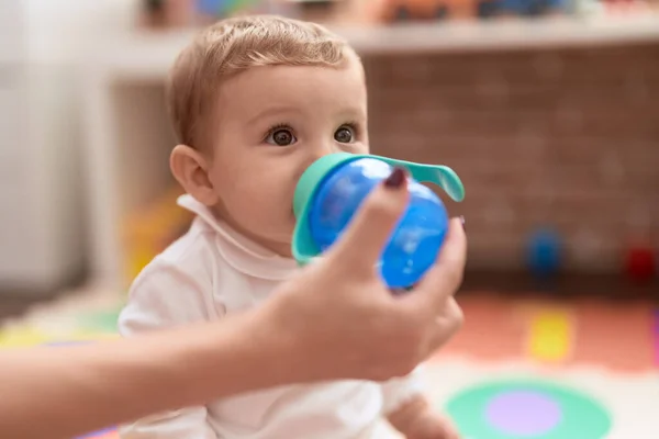 Bedårande Småbarn Dricksvatten Stående Dagis — Stockfoto
