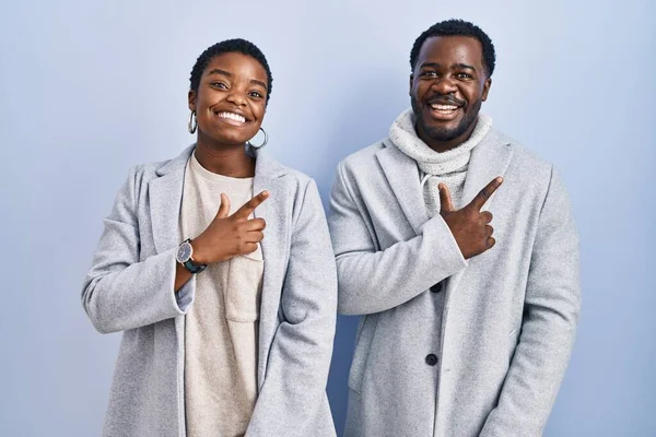 Genç Afro Amerikan Çifti Mavi Arka Planda Yan Yana Mutlu — Stok fotoğraf