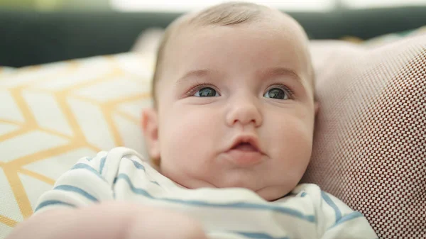 Schattige Kaukasische Baby Zittend Bank Met Ontspannen Uitdrukking Thuis — Stockfoto