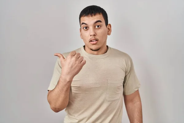 Jonge Arabisch Man Draagt Casual Shirt Verrast Wijzend Met Hand — Stockfoto
