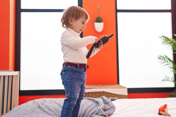 Sevimli Spanyol Kız Yatak Odasında Oyuncak Bebeği Tutuyor — Stok fotoğraf