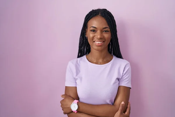 Африканская Американка Косичками Стоящая Розовом Фоне Счастливое Лицо Улыбающееся Скрещенными — стоковое фото