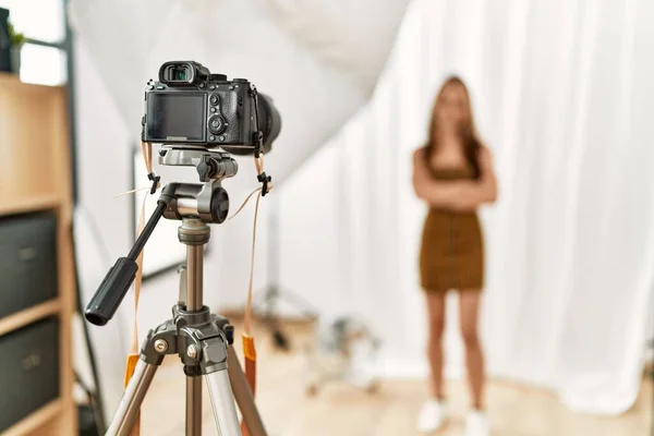 Young Caucasian Woman Model Having Photo Shooting Photo Studio — Stock Photo, Image