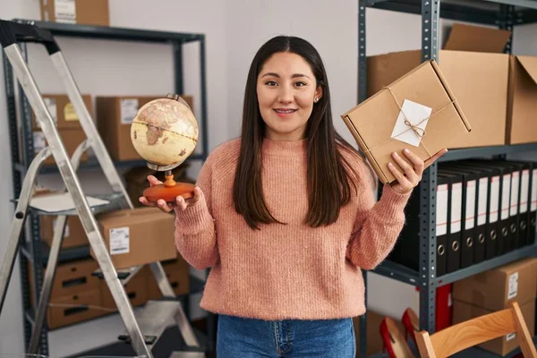 Young Latin Woman Working Small Business Ecommerce Doing World Shipping — Stockfoto